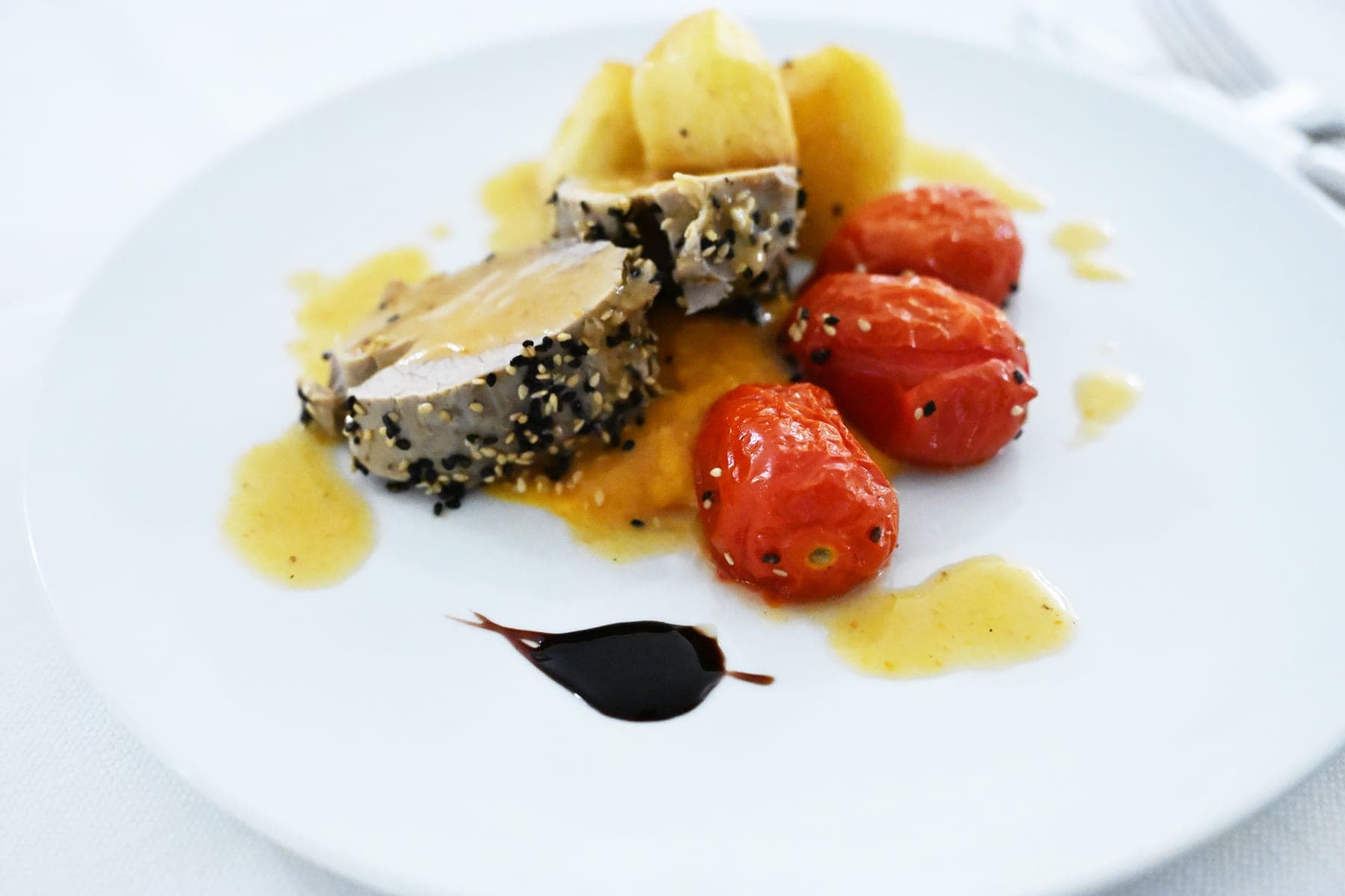 Arrosto in crosta di pepe con patate e pomodorini confit