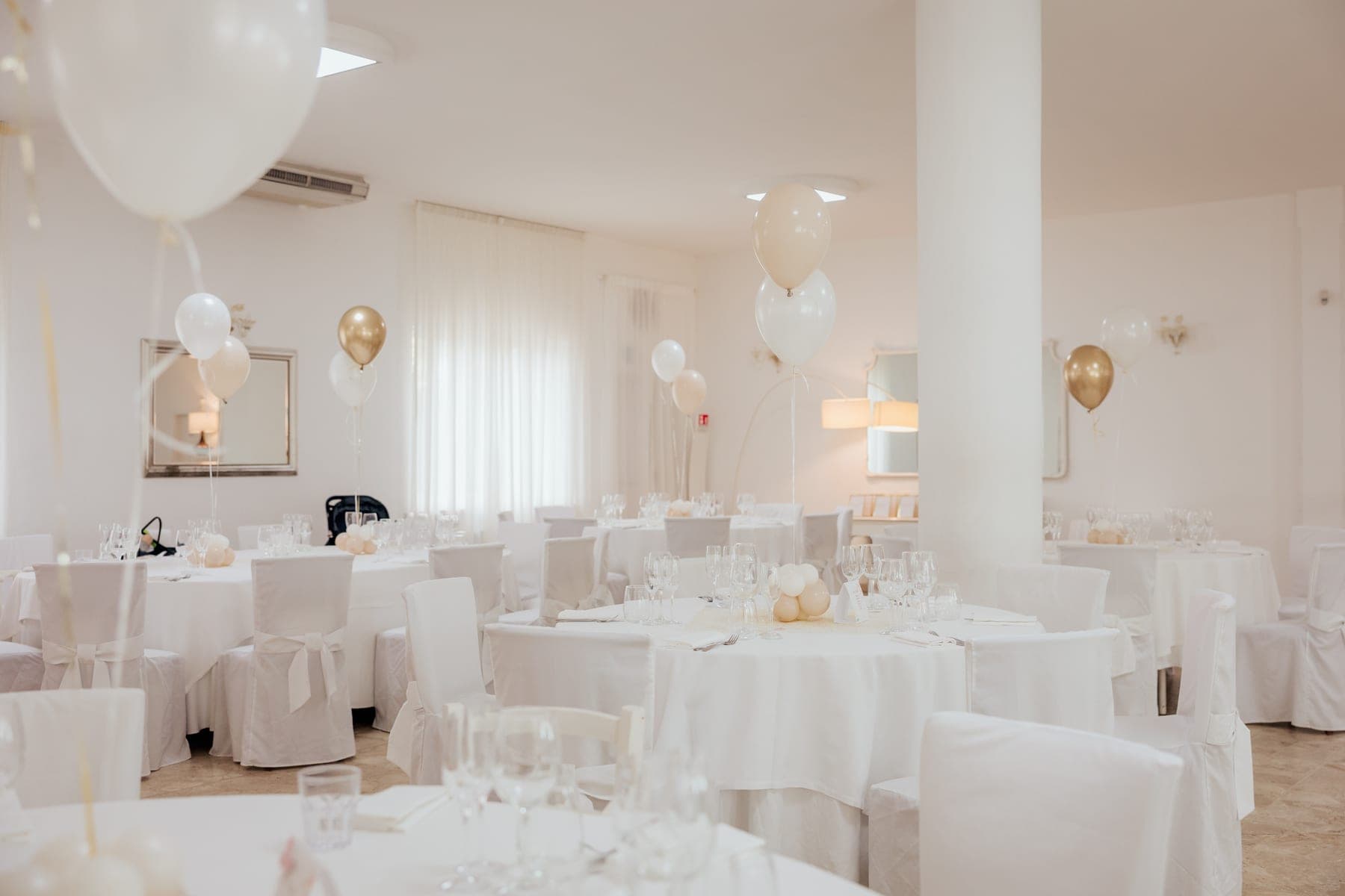 La sala Ristorante, interna e total white, con i tavoli allestiti