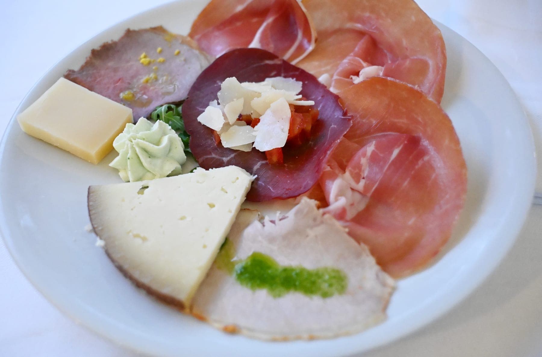 Piatto di salumi, formaggi e composta