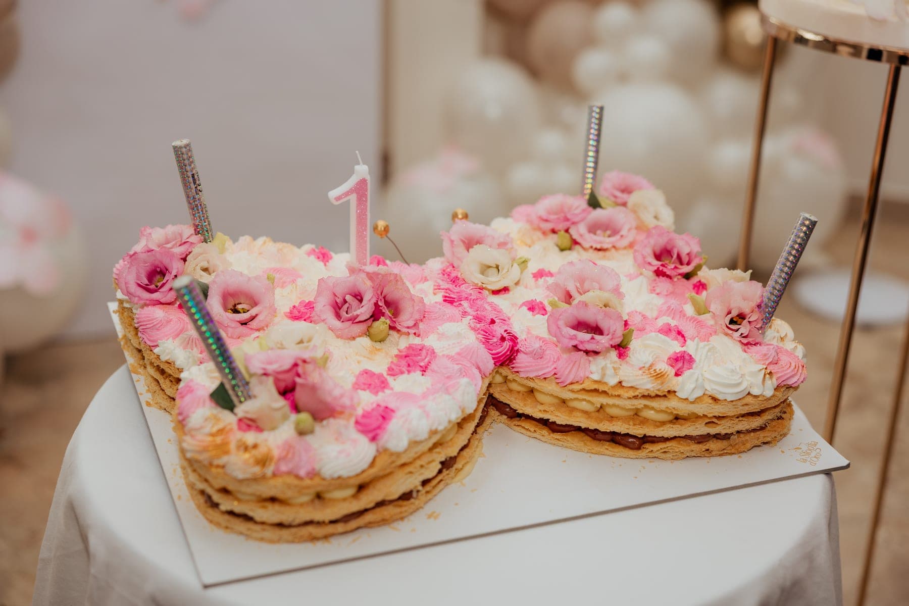 Torta decorata con fiori freschi, allestita per una festa